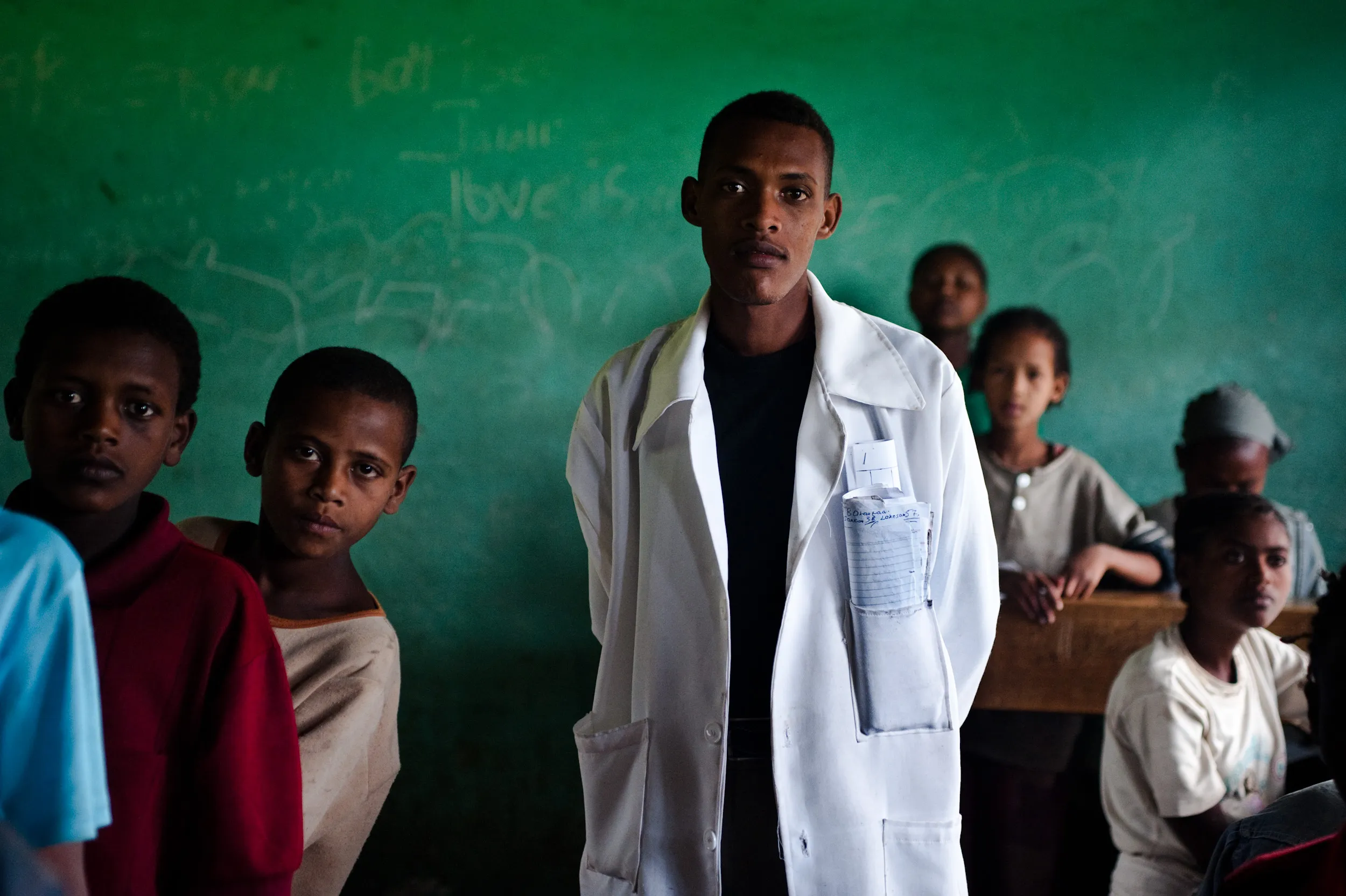 Un maestro con los alumnos de la escuela de Gambo